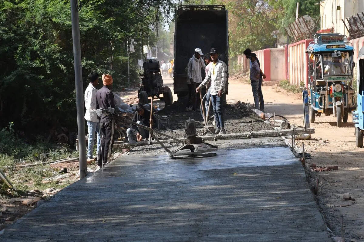 धौलपुर शहर की क्षतिग्रस्त सड़कों का होगा पुनर्निर्माण, 7 करोड़ की लागत से बनेंगी CC सड़कें