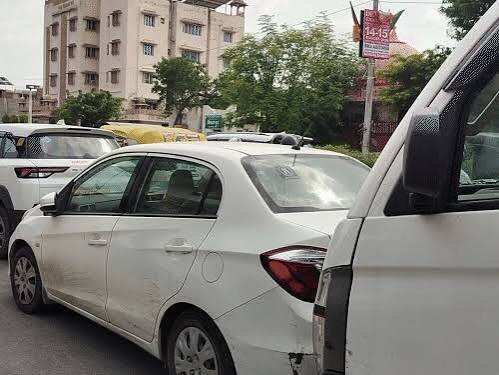 जयपुर में CNG की किल्लत से वाहन चालकों की बढ़ी परेशानी, वीडियो में जाने पंपों पर डेढ़ से दो घंटे लंबी कतार
