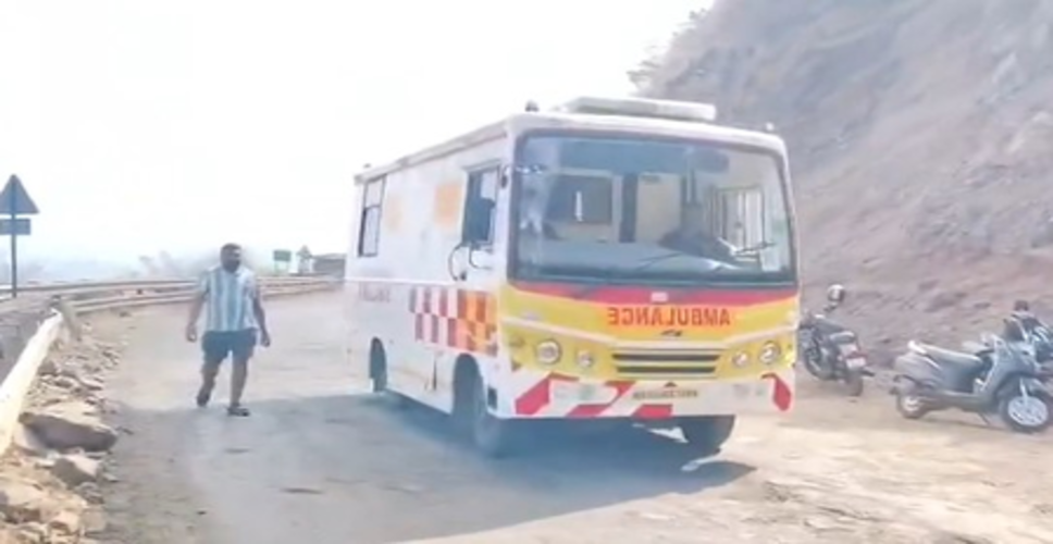 महाराष्ट्र : रायगढ़ में खाई में वाहन गिरने से 8 लोगों की मौत, सीएम फडणवीस ने जताया दुख
