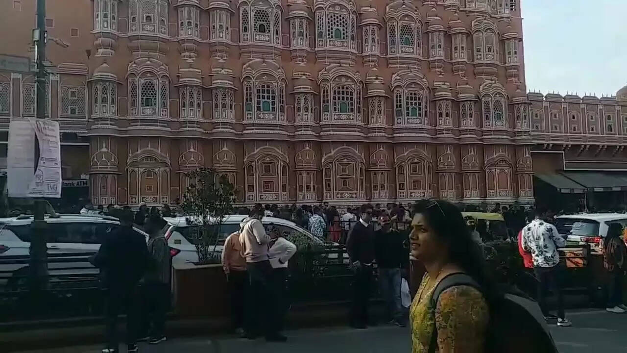 वीडियो में देखें जयपुर में नए साल 2026 के स्वागत की तैयारी, शहर सैलानियों से गुलजार, होटल भी हाउसफुल