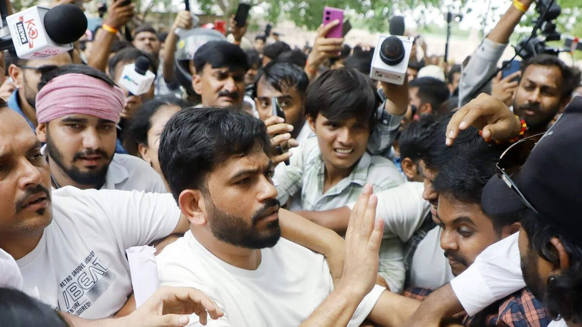 जयपुर में प्रदर्शन के दौरान हमला, वीडियो में जाने कॉकरोच जनता पार्टी के संस्थापक अभिजीत दीपके ने RSS पर लगाए गंभीर आरोप