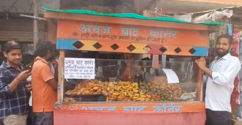 टीम इंडिया की जीत की खुशी में अमेठी के सुरेंद्र ने पूरे दिन खिलाई लोगों को मुफ्त चाट