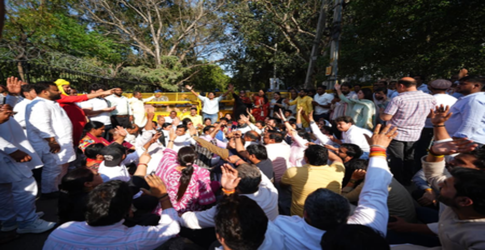 विधानसभा में प्रवेश से रोकने पर &lsquo;आप&rsquo; का प्रदर्शन, सरकार पर तानाशाही का लगाया आरोप