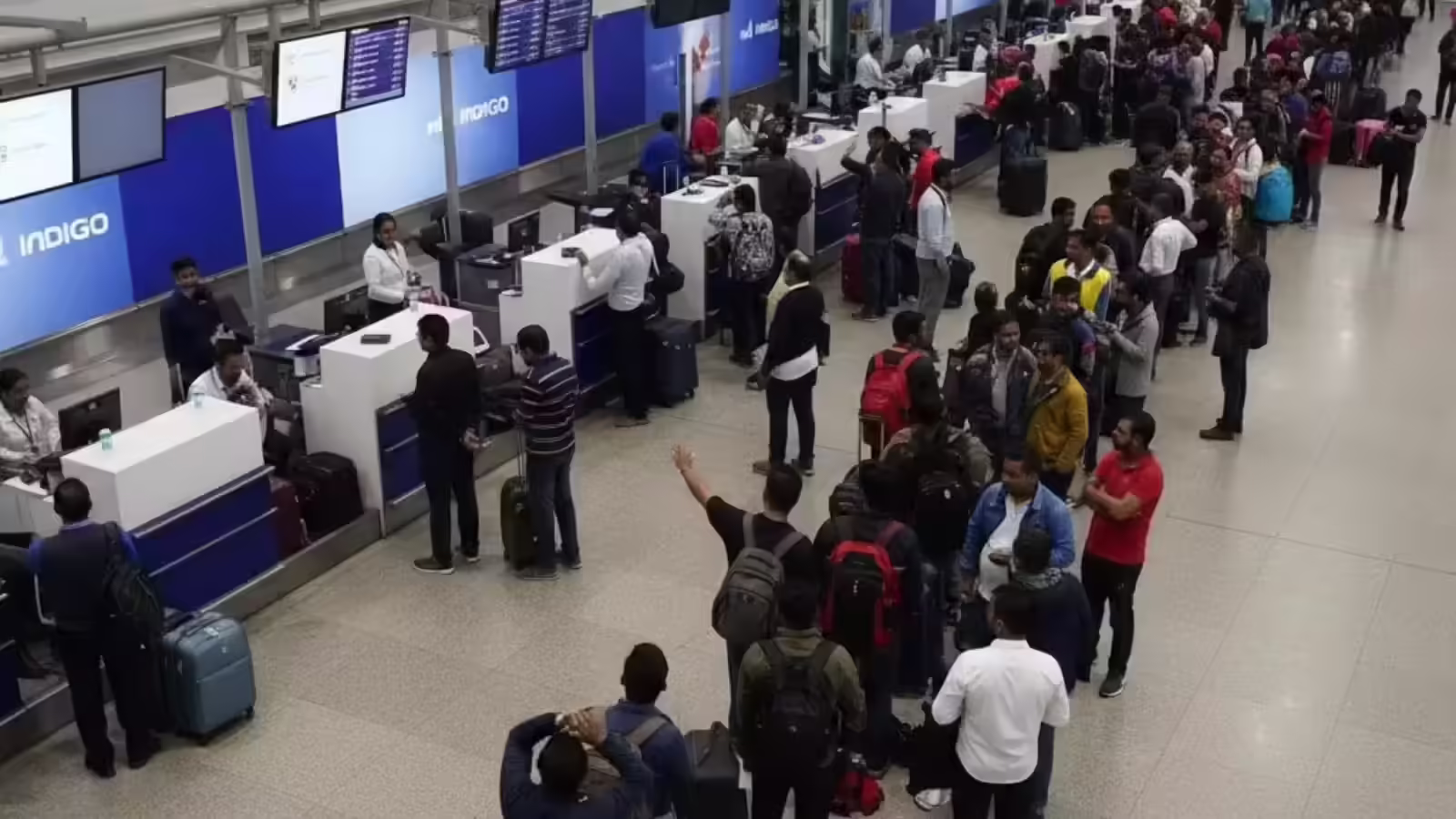 जयपुर एयरपोर्ट पर खराब मौसम से उड़ानों में देरी और रद्द, वीडियो में देखें रातभर पैसेंजर्स की बढी मुश्किलें