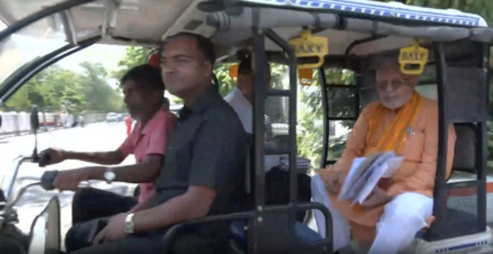 यूपी: ई-रिक्शा से विधानसभा पहुंचे वित्त मंत्री सुरेश खन्ना, बोले-सप्ताह में एक दिन पेट्रोल-डीजल बचाएं
