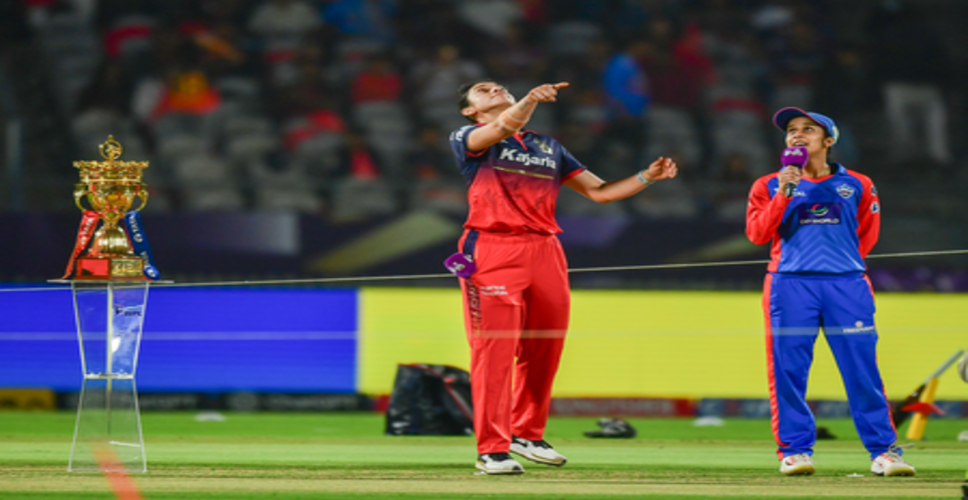 डब्ल्यूपीएल: आरसीबी ने टॉस जीतकर गेंदबाजी चुनी, पहले खिताब की तलाश में डीसी