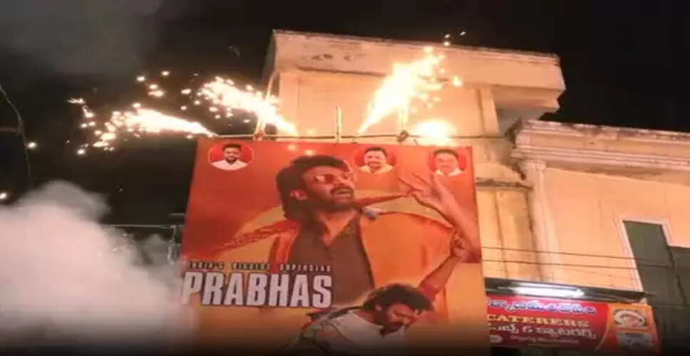 प्रभास की 'द राजा साब' का रिलीज से पहले फैंस ने मनाया जश्न, पोस्टर पर फूल चढ़ाकर पूजा की