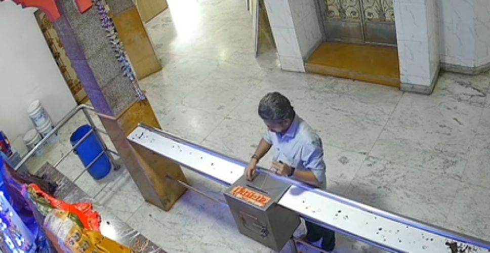 मुंबई: सिद्धिविनायक मंदिर की दानपेटी से चोरी करते हुए रंगे हाथों पकड़ा गया चोर