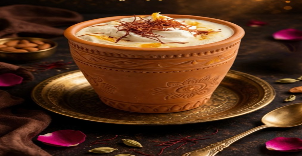 शरीर के तापमान को नियंत्रित करने वाला नेचुरल ड्रिंक है लस्सी, जानें पीने का सही समय