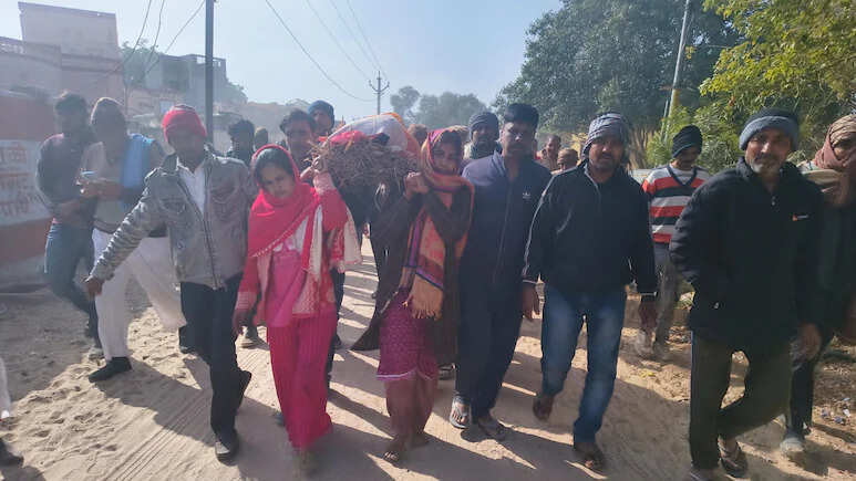 बीकानेर: भाई नहीं था तो बहनों ने दिया मां की अर्थी को कंधा, मुखाग्नि देकर तोड़ी वर्षों की रूढ़िवादी बेड़ियां