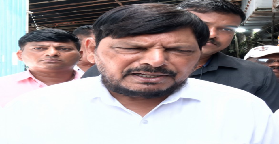 अशोक गहलोत के 'भाजपा पर प्रतिबंध' से जुड़े बयान पर आठवले का पलटवार, 'यह लोकतंत्र के खिलाफ'