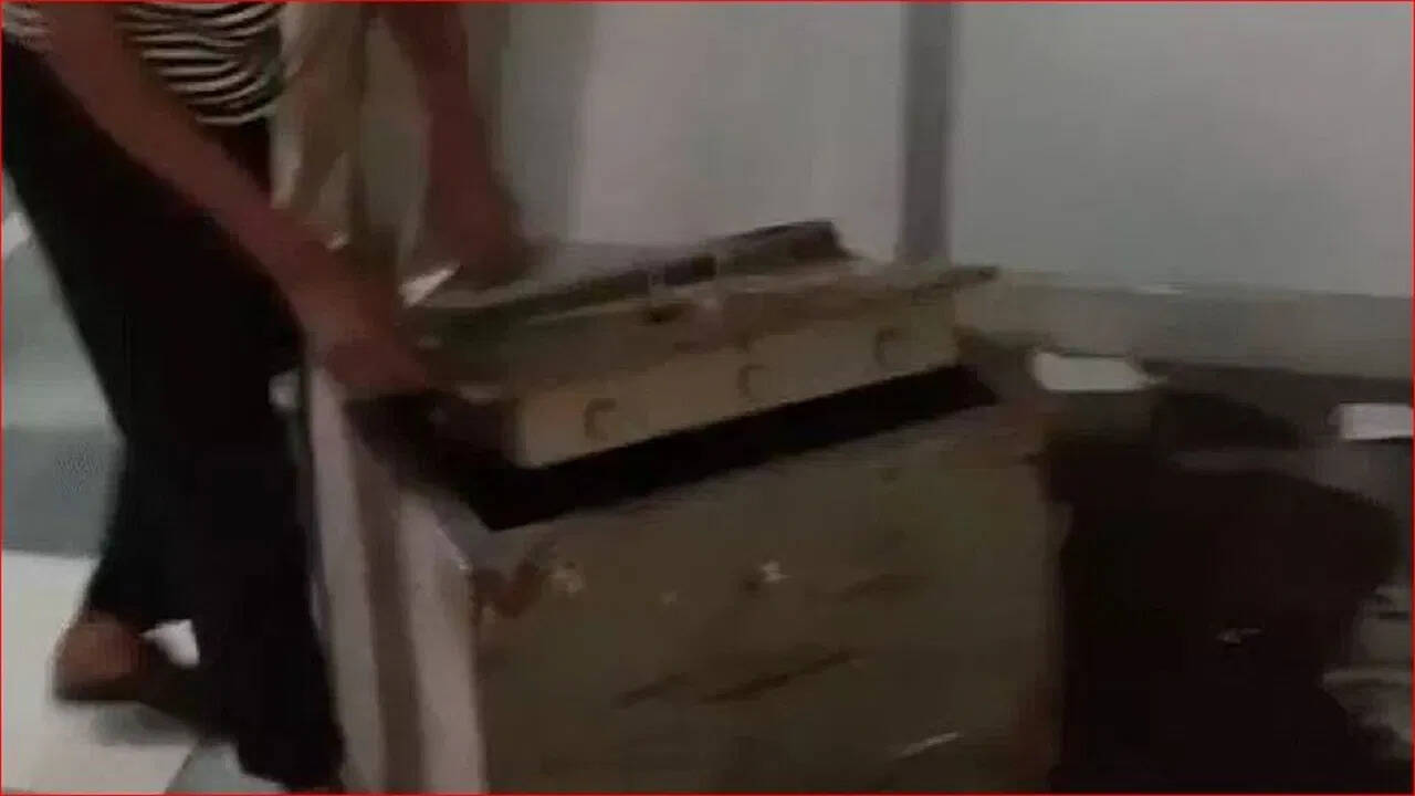 वीडियो में देखें जोधपुर नगर निगम की 20 साल पुरानी तिजोरी खुली, अंदर देख जोर जोर से हंसने लगे लोग