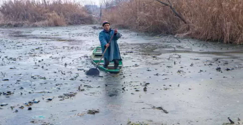 जम्मू-कश्मीर में फ्रीजिंग पॉइंट से कई डिग्री नीचे लुढ़का पारा, डल झील और जलाशय जमे