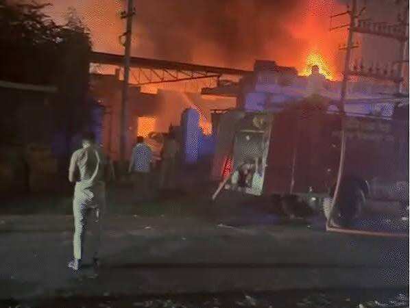 जयपुर के सीतापुरा में मर्सिडीज वर्कशॉप में भीषण आग, फुटेज में देंखे 8 कारें जलकर खाक; 10 दमकलों ने 2 घंटे में पाया काबू