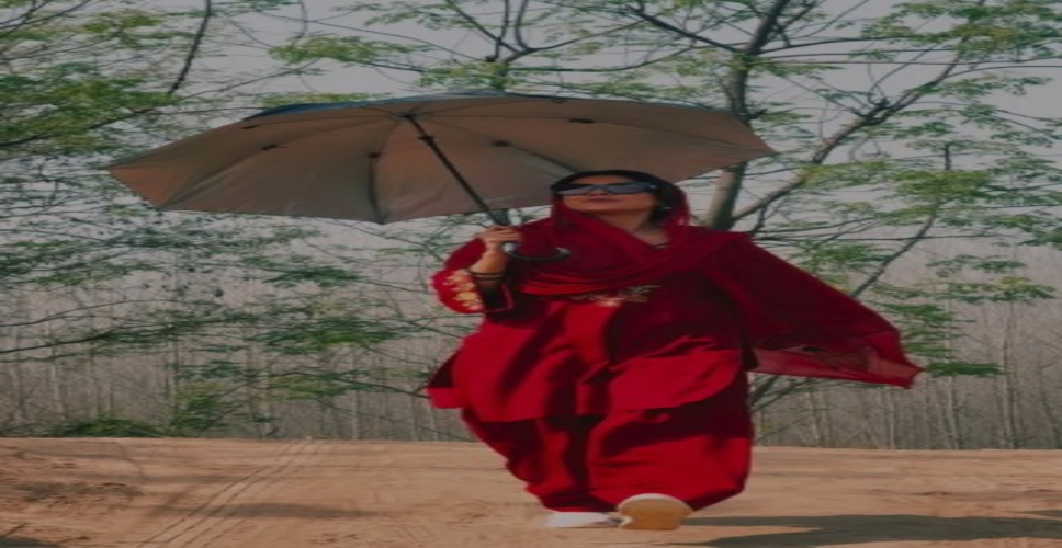 शहनाज गिल का समर लुक वायरल, पंजाबी सूट में नदी किनारे दिखाईं कातिलाना अदाएं