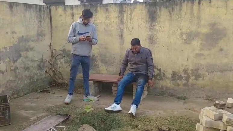 भरतपुर में दर्दनाक हादसा, ट्रक से टकराई कार, महिला की मौत और पति गंभीर घायल