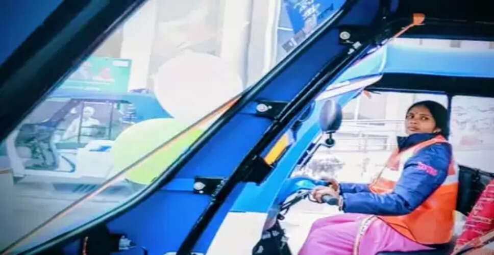 यूपी: दिन-रात बेखौफ फर्राटा भरती हैं ट्रेनर दीदी और 60 सहेलियां, सेफ मोबिलिटी से बन रहीं लखपति