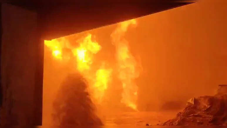 अगरबत्ती फैक्ट्री में बॉयलर फटने से धमाका, लगी भीषण आग; एक मजदूर झुलसा