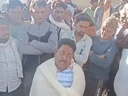 दौसा में विधायक ने ग्रामीणों संग बिजली विभाग की विजिलेंस टीम को घेरा, फुटेज में देखें बोले - 'वसूली के लिए आए तो पेड़ से बांध दो'