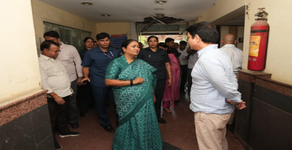 रोहिणी के सब-रजिस्ट्रार दफ्तर में अव्यवस्था देख सीएम रेखा गुप्ता ने जताई नाराजगी, अधिकारियों को दिए सख्त निर्देश