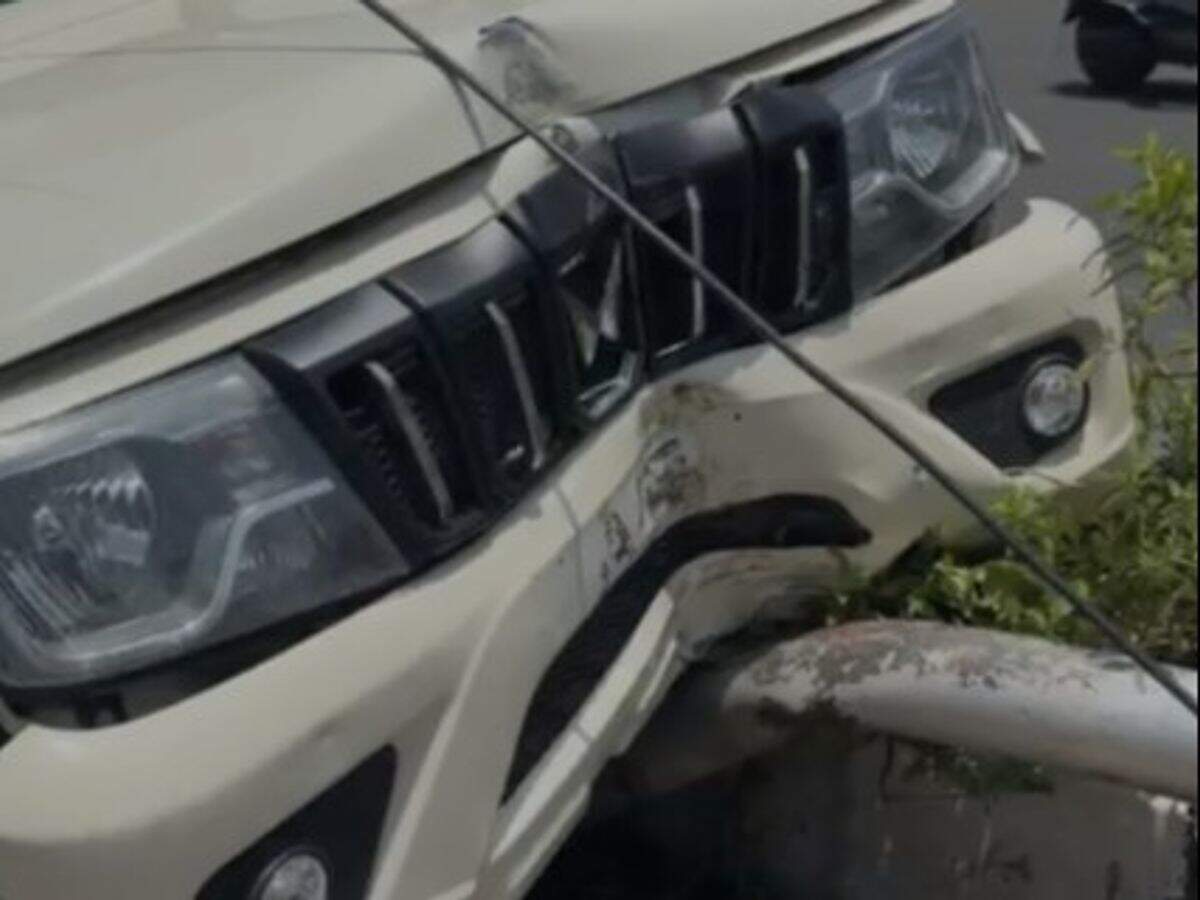 जयपुर में तेज रफ्तार बोलेरो ने मचाया कहर, फुटेज में देंखे बिजली पोल से टकराई; गाड़ी में शराब की बोतलें मिलने से हड़कंप