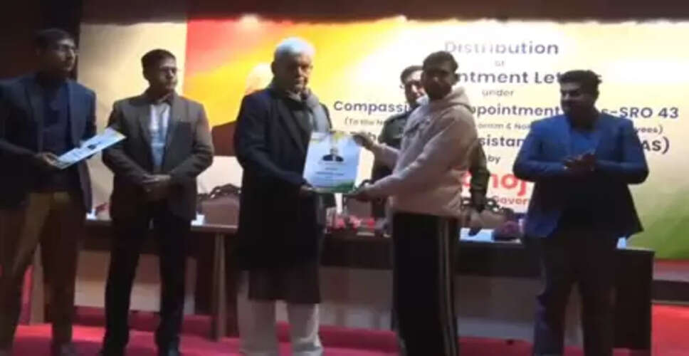 एलजी मनोज सिन्हा ने कश्मीर डिवीजन के आतंक पीड़ितों के 39 परिजनों को सौंपे नियुक्ति पत्र