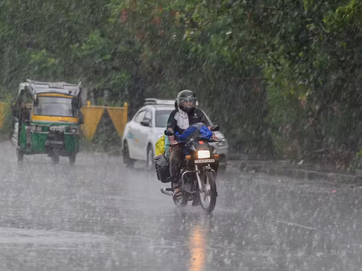 Aaj Ka Mausam 18 June: पश्चिम बंगाल और सिक्किम में भारी बारिश का अलर्ट, कई इलाकों में बढ़ेगी मानसूनी गतिविधि