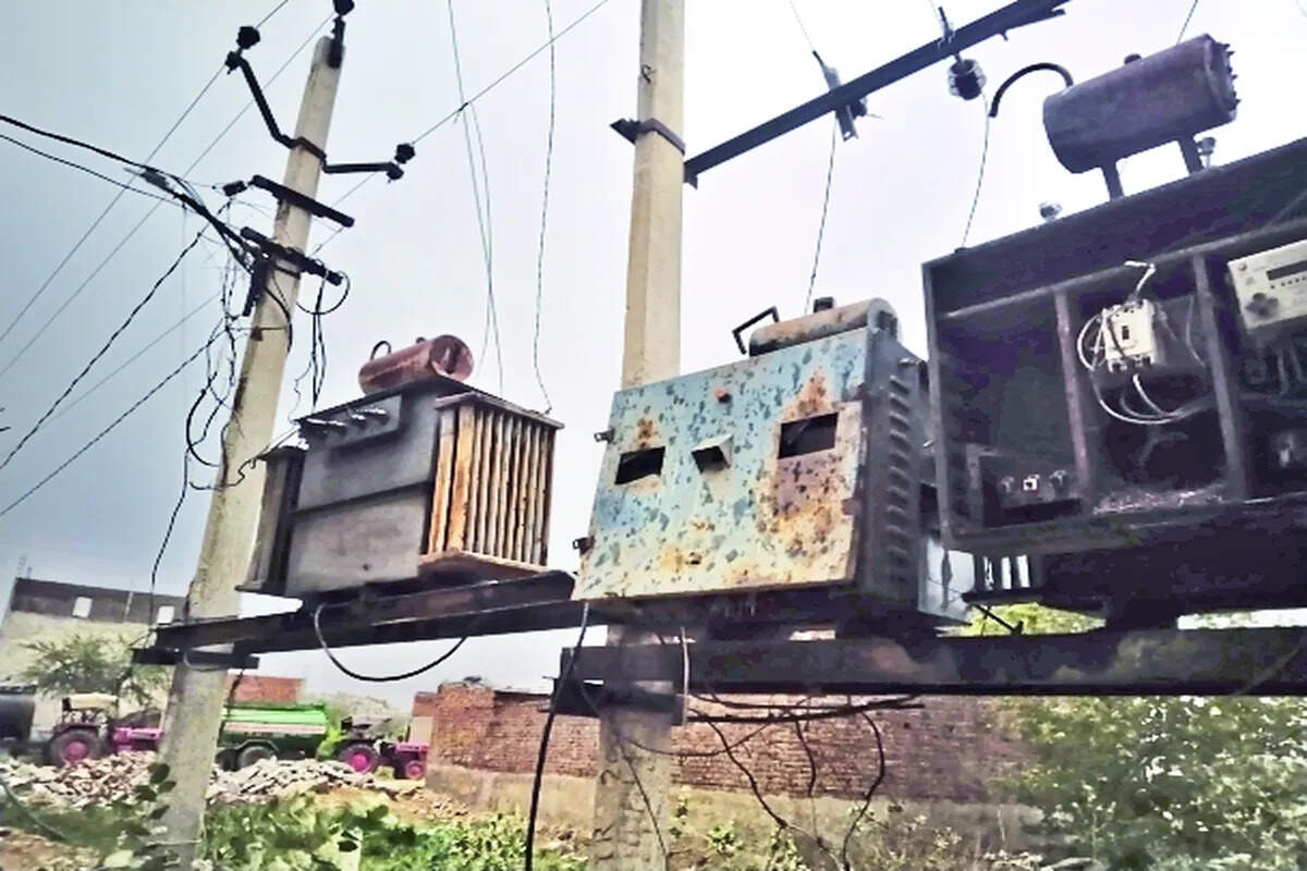 आकाशीय बिजली गिरने से ट्रांसफार्मर फटा, पुरानी आबादी में मचा हड़कंप