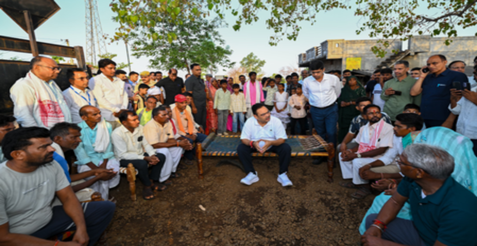 सीएम भजनलाल शर्मा ने पेड़ के नीचे लगाई चौपाल, लोगों की शिकायतों का किया समाधान
