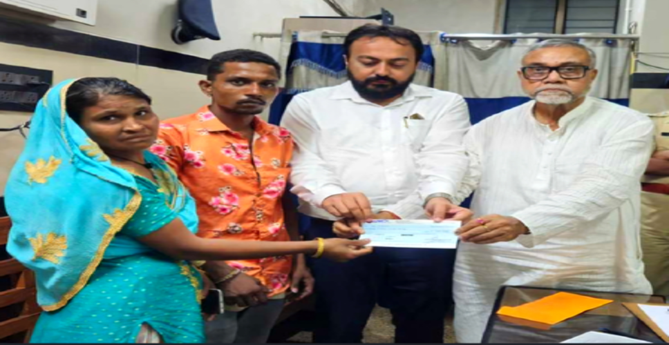 स्ट्रीट लाइट गिरने से बच्ची की मौत, बंगाल सरकार ने परिवार को 4 लाख का मुआवजा दिया