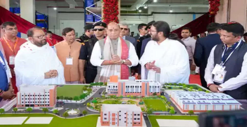 गुजरात: राजनाथ सिंह ने आदिवासी महिलाओं को रोजगार से जोड़ने वाले सेंटर का किया उद्घाटन