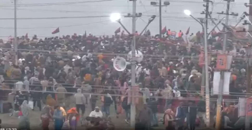 प्रयागराज: माघ मेले के पहले दिन त्रिवेणी संगम पर लगा श्रद्धालुओं का तांता, साधु-संतों ने भी किया पवित्र स्नान