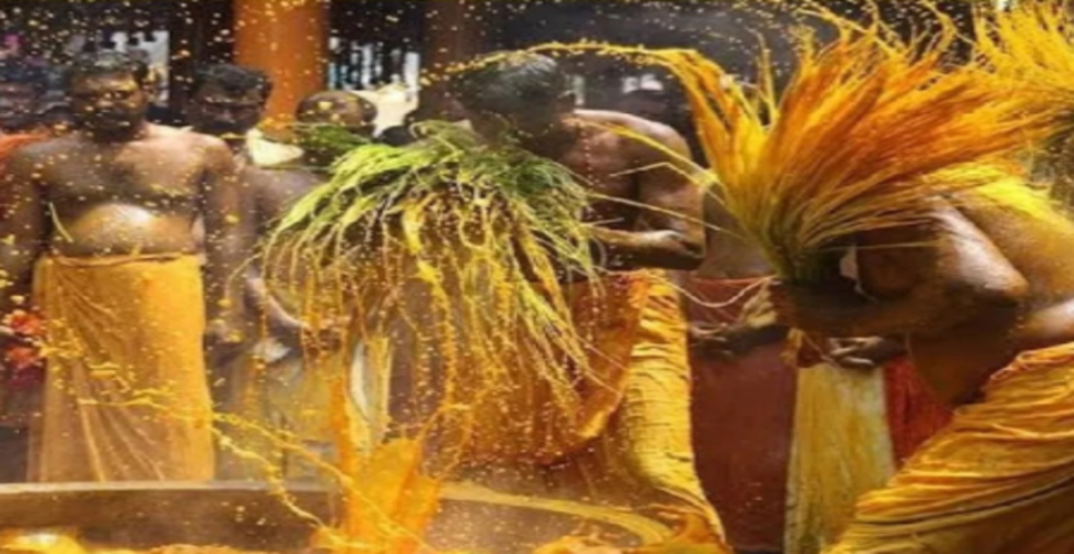 केरल की 'मंजल कुली', जहां रंग नहीं हल्दी के पानी से खेली जाती है होली