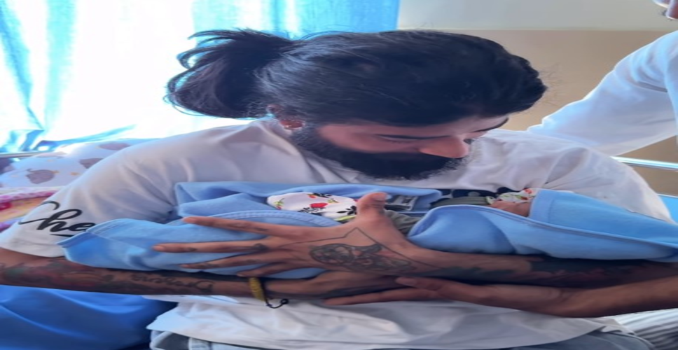 पिता बने अनुराग डोभाल ने दिखाई बच्चे की झलक, गोद में लेकर भावुक नजर आए यूके07 राइडर