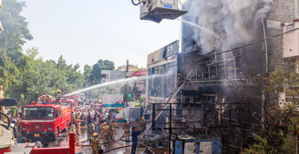 लखनऊ अग्निकांड में चार अधिकारी निलंबित, तीन आरोपी गिरफ्तार; बिल्डिंग मालिक फरार