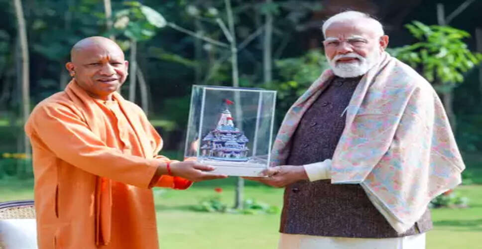 सीएम योगी ने पीएम मोदी को भेंट की गुलाबी मीनाकारी की श्रीराम मंदिर अनुकृति, जीआई टैग से मिली वैश्विक पहचान