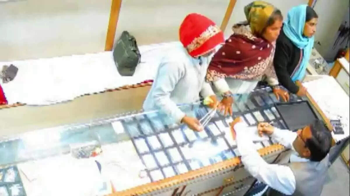 वीडियो में देखें जयपुर में ज्वेलरी शॉप से लाखों की चोरी, कस्टमर बनकर आईं तीन महिलाओं ने उड़ाई चांदी की पायलें