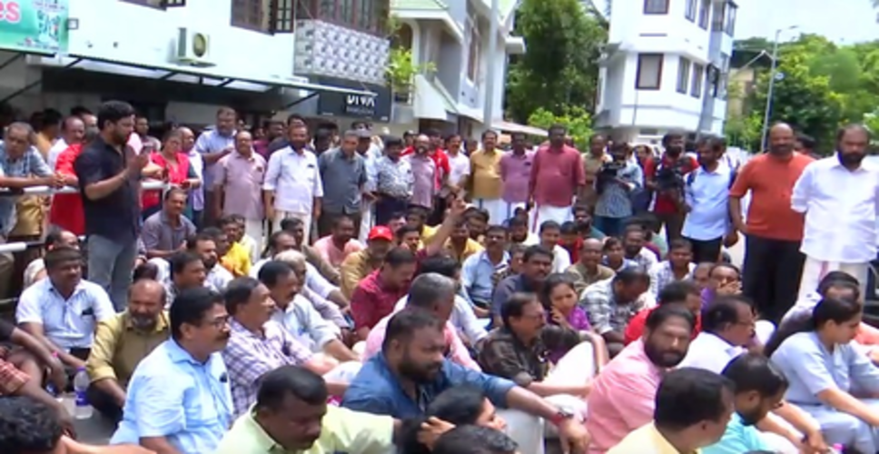 ईडी की छापेमारी के विरोध में विजयन के घर के बाहर सीपीआई(एम) का प्रदर्शन, चेन्निथला ने किया पलटवार