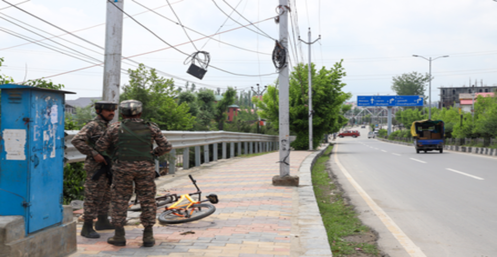 सैटेलाइट फोन ले जाने के आरोप में श्रीनगर हवाई अड्डे पर पकड़े गए दो अमेरिकी पर्यटक