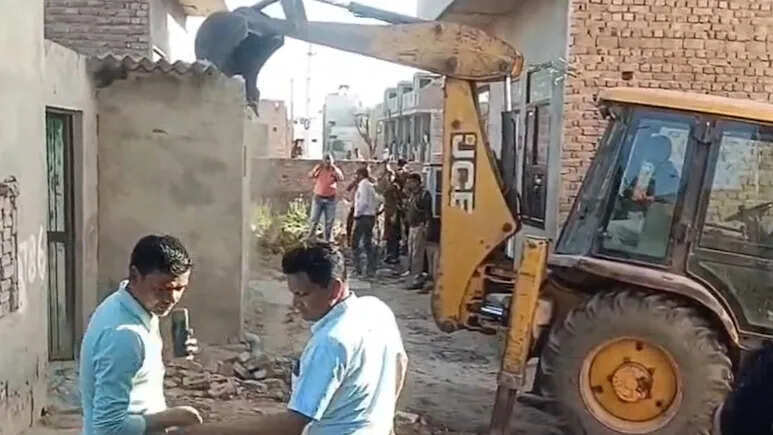 हनुमानगढ़ में नशा तस्करों पर सख्ती: अवैध अतिक्रमण पर बुलडोजर चलाकर कार्रवाई