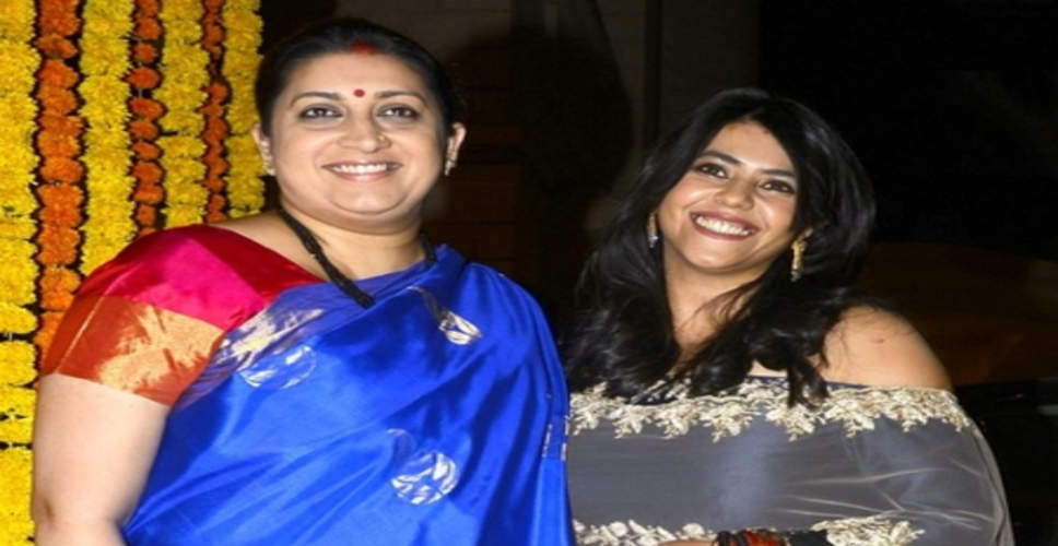 &lsquo;मेरी तुलसी&rsquo; कहकर एकता कपूर ने स्मृति ईरानी पर लुटाया प्यार, दो दशक पुरानी दोस्ती की दिखाई झलक