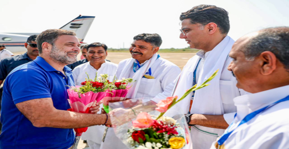 राजस्थान: राहुल गांधी कोटा पहुंचे, हवाई अड्डे पर साथ दिखे गहलोत और पायलट