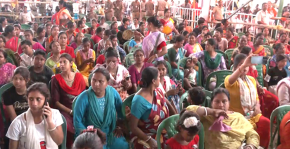 पीएम मोदी के लिए बांग्ला में लिखी किताब, अनोखा तोहफा लेकर बारुईपुर सभा में पहुंची प्रशंसक