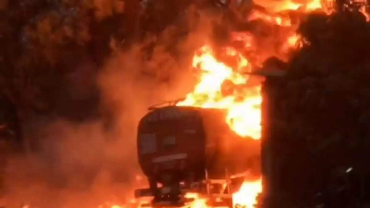 चित्तौड़गढ़-उदयपुर हाईवे पर केमिकल टैंकर बन गया आग का गोला, कैमरे में कैद फुटेज में दिखा दिल दहलाने वाला नजारा