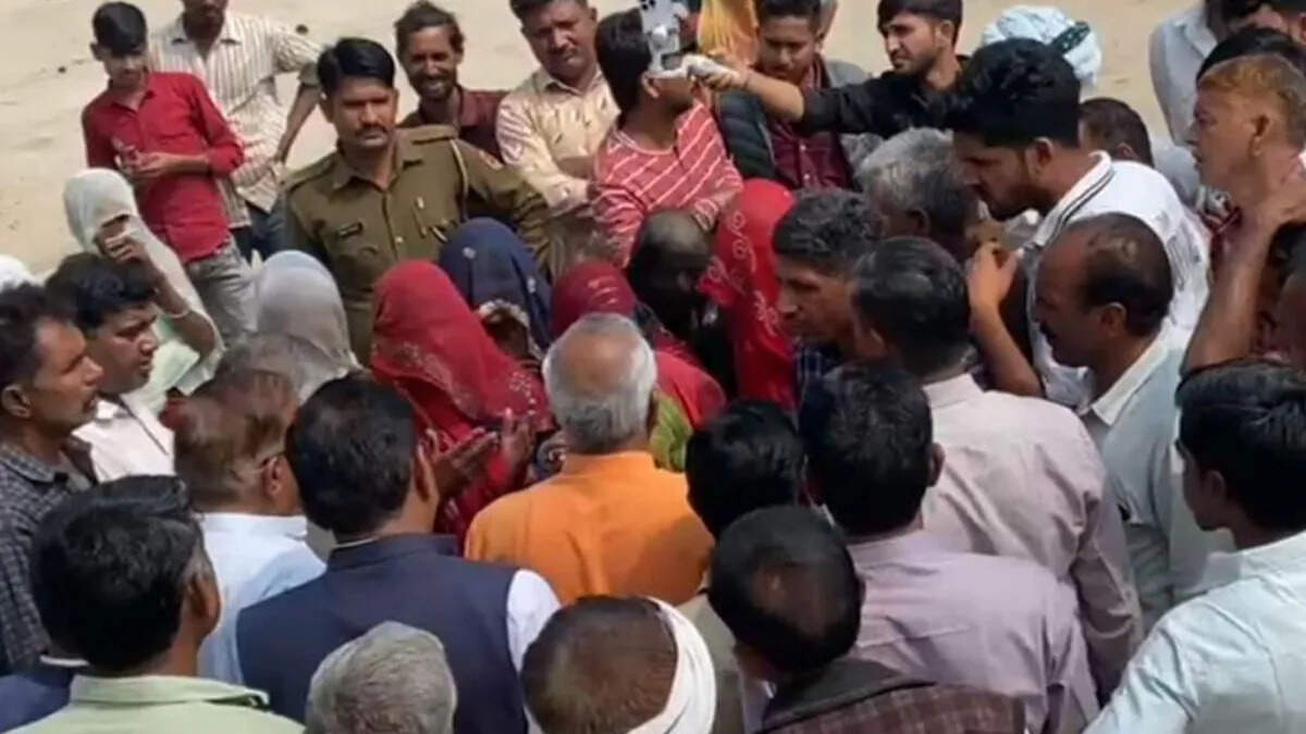 भीलवाड़ा में महिला ने दरांती से तेंदुए का किया सामना, वीडियो में देखें ग्रामीणों ने की वन विभाग से पकड़ने की मांग