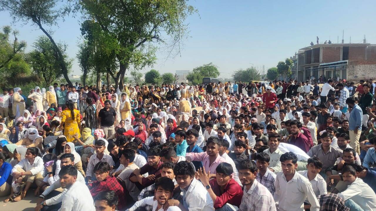 वेतन वृद्धि को लेकर मजदूरों का आंदोलन नोएडा से भिवाड़ी तक पहुंचा, वीडियो में देंखे मदरसन कंपनी गेट पर 1500 कर्मचारी हड़ताल पर