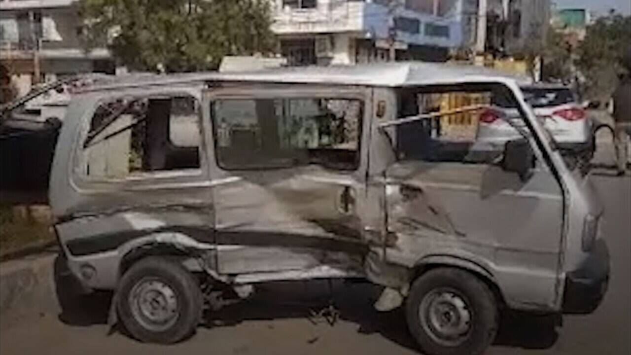 जयपुर में रफ्तार का कहर, तेज रफ्तार इनोवा ने स्कूल वैन को मारी टक्कर, 3 बच्चे घायल, सीसीटीवी में कैद हुआ हादसा