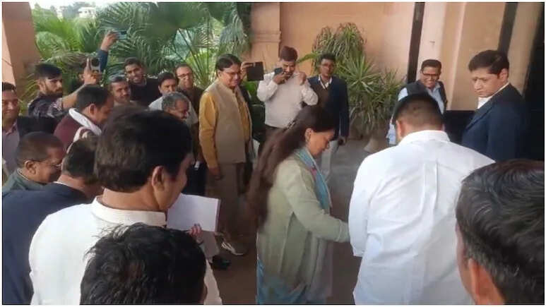 देश में नाम बदलने की राजनीति तेज, दिल्ली का नाम बदलकर 'इंद्रप्रस्थ' करने की मांग