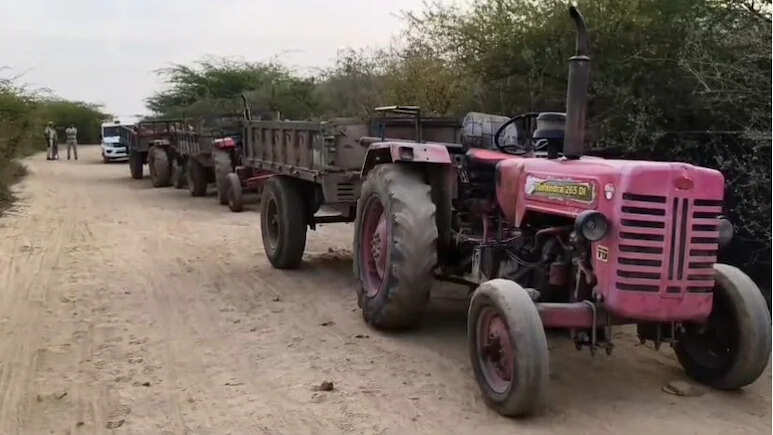 टोंक में अवैध खनन पर पुलिस का बड़ा ऑपरेशन, ट्रैक्टर-ट्रॉलियों और आरोपी गिरफ्तार