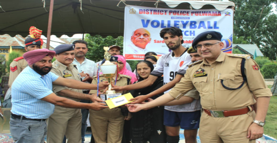 पुलवामा पुलिस ने सरदार वल्लभभाई पटेल की 150वीं जयंती के मौके पर वॉलीबॉल मैच का आयोजन किया
